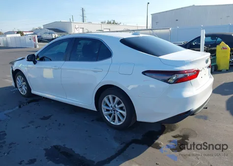 2022 Toyota Camry Le z USA, uszkodzony, nr VIN 4T1C11AK7NU711447